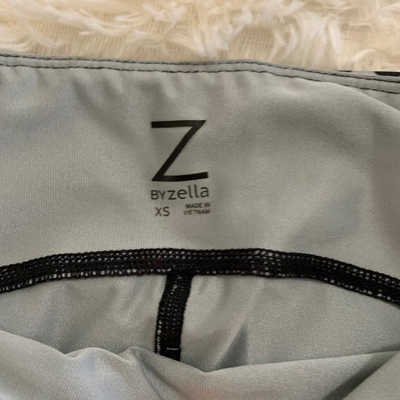 SOLD❗️Z by Zella Grey Animal Print Active Leggings Capri Small - Picture 5 of 8